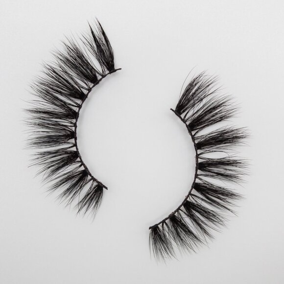 Natural Glam False Eyelashes – Lightweight & Reusable | Virgo Style - Picture 3 of 3